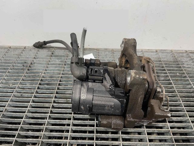 bontott VW GOLF VII Bal hátsó Féknyereg Munkahengerrel