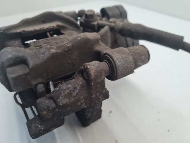 bontott VW GOLF VII Bal hátsó Féknyereg Munkahengerrel