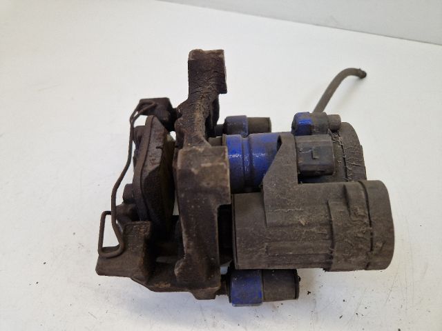 bontott VW GOLF VII Bal hátsó Féknyereg Munkahengerrel