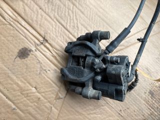 bontott VW GOLF VII Bal hátsó Féknyereg Munkahengerrel