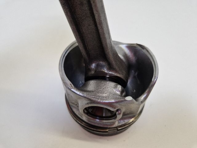 bontott VW GOLF VII Dugattyú és Hajtókar