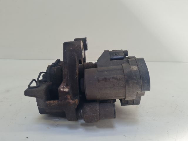 bontott VW GOLF VII Jobb első Féknyereg Munkahengerrel