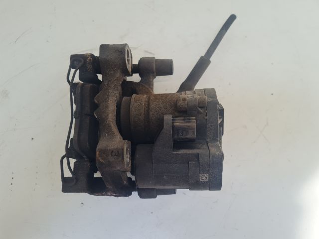 bontott VW GOLF VII Jobb első Féknyereg Munkahengerrel