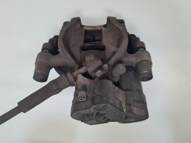 bontott VW GOLF VII Jobb hátsó Féknyereg Munkahengerrel