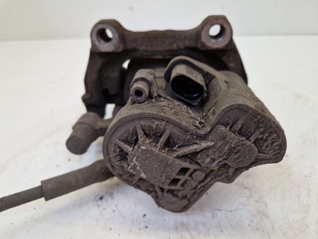 bontott VW GOLF VII Jobb hátsó Féknyereg Munkahengerrel