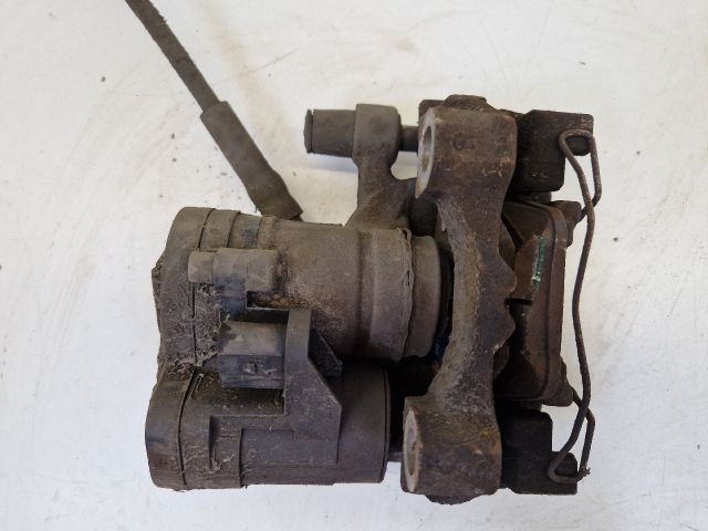 bontott VW GOLF VII Jobb hátsó Féknyereg Munkahengerrel