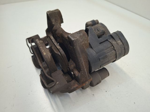 bontott VW GOLF VII Jobb hátsó Féknyereg Munkahengerrel