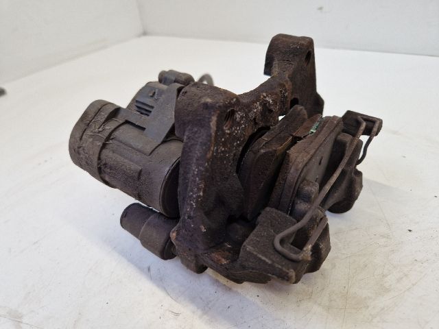 bontott VW GOLF VII Jobb hátsó Féknyereg Munkahengerrel