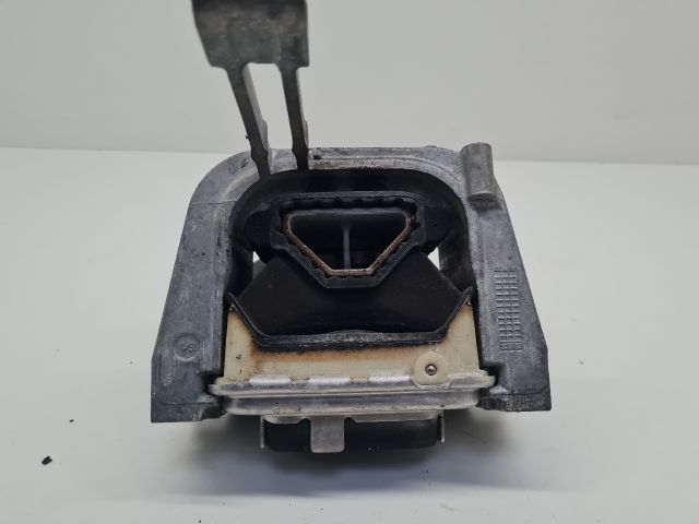 bontott VW GOLF VII Motor Tartó Bak (Fém)