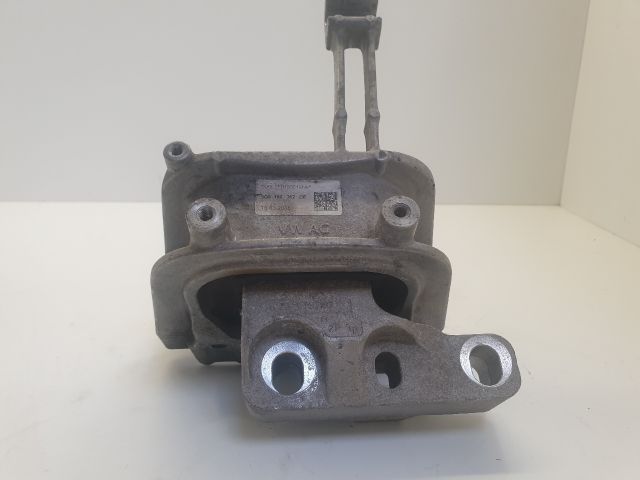 bontott VW GOLF VII Motor Tartó Bak (Fém)