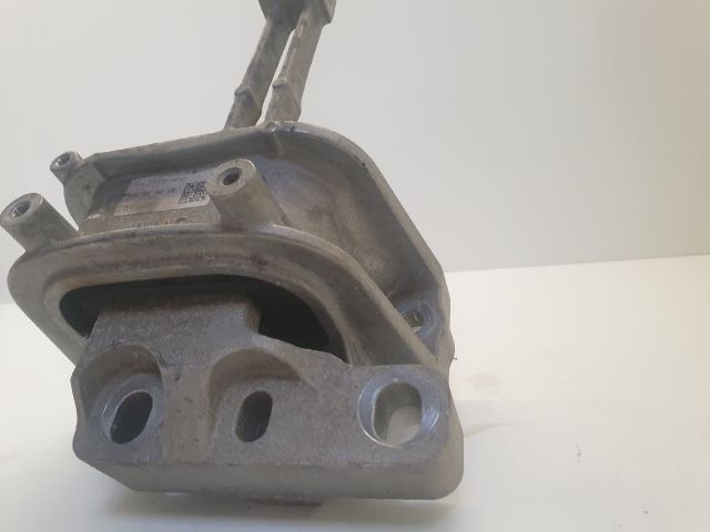 bontott VW GOLF VII Motor Tartó Bak (Fém)