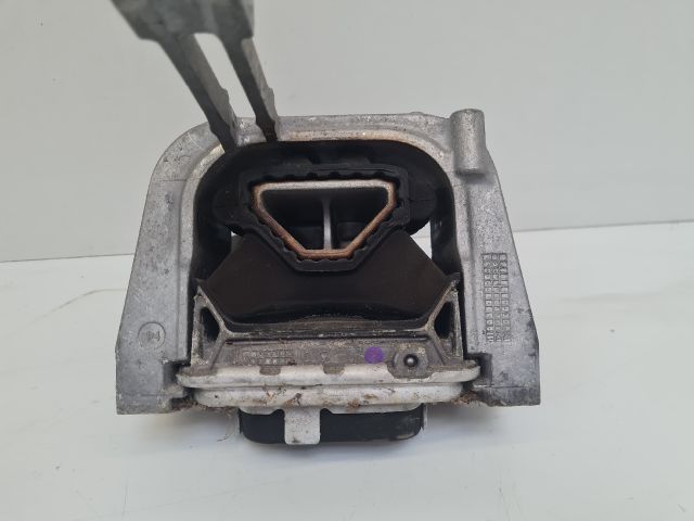 bontott VW GOLF VII Motor Tartó Bak (Fém)