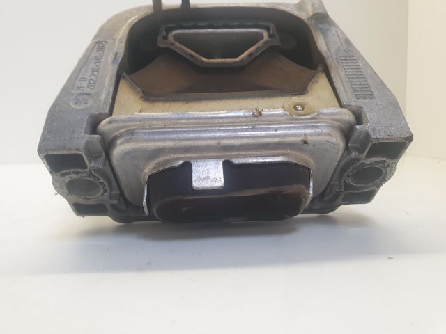 bontott VW GOLF VII Motor Tartó Bak (Fém)