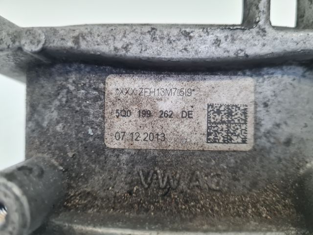 bontott VW GOLF VII Motor Tartó Bak Jobb