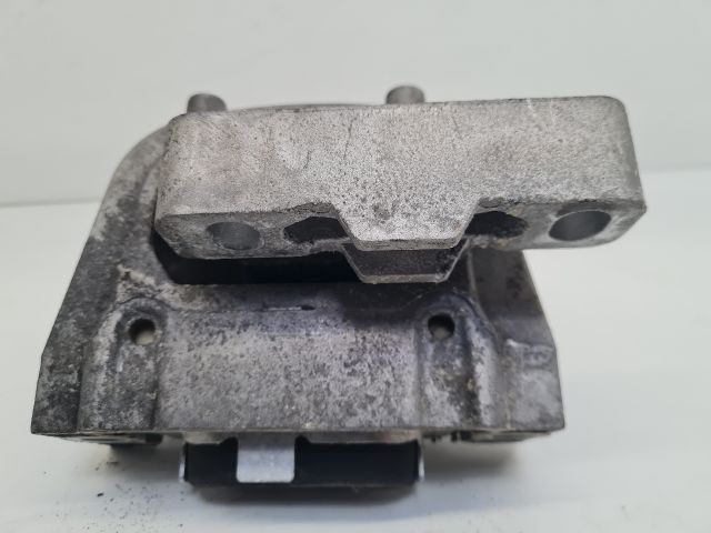 bontott VW GOLF VII Motor Tartó Bak Jobb