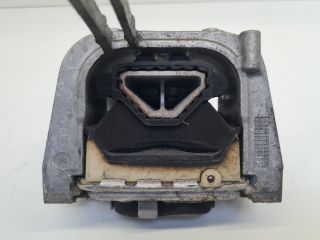 bontott VW GOLF VII Motor Tartó Bak Jobb