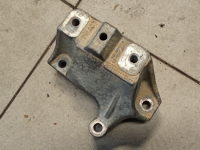 bontott VW GOLF VII Motor Tartó Bak (Pozíciófüggetlen)
