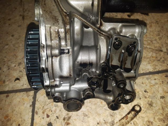 bontott VW GOLF VII Olajszivattyú