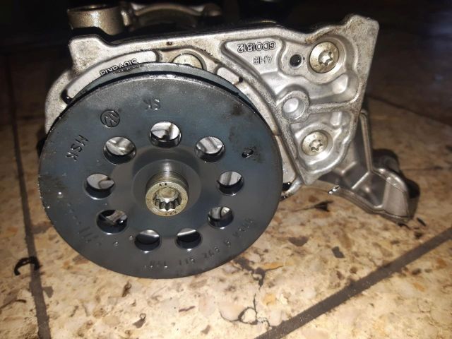 bontott VW GOLF VII Olajszivattyú