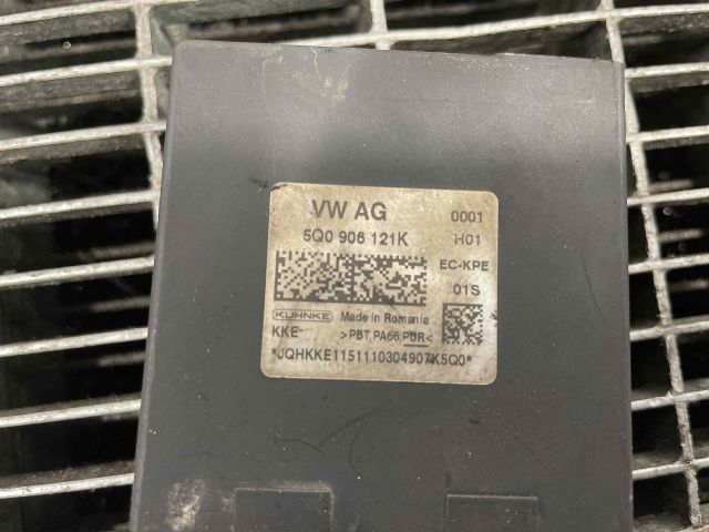 bontott VW GOLF VII Üzemanyag Szivattyú Relé