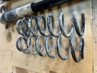 bontott VW GOLF VII Bal hátsó Rugó