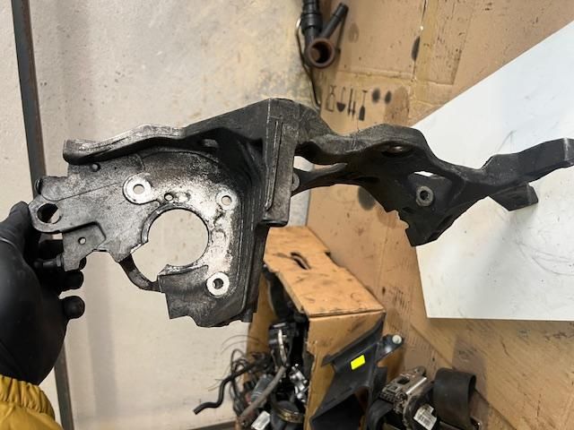 bontott VW GOLF VII Generátor Tartó Bak