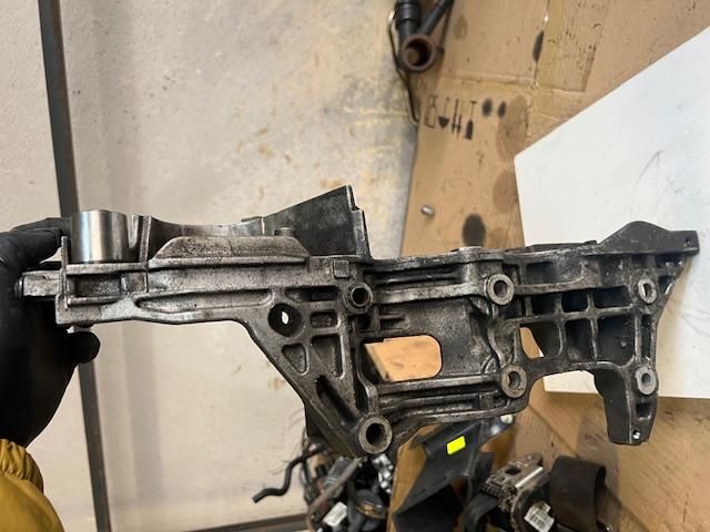 bontott VW GOLF VII Generátor Tartó Bak