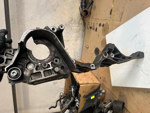 bontott VW GOLF VII Generátor Tartó Bak