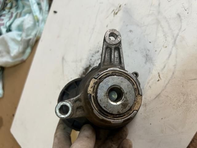 bontott VW GOLF VII Szíjfeszítő Görgő