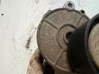 bontott VW GOLF VII Szíjfeszítő Görgő