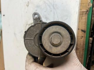 bontott VW GOLF VII Szíjfeszítő Görgő