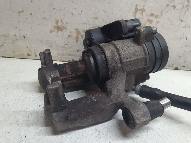 bontott VW GOLF VII Bal hátsó Féknyereg Munkahengerrel