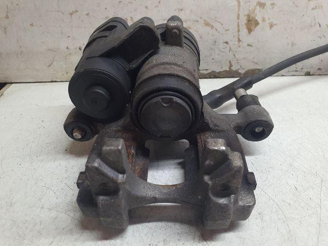 bontott VW GOLF VII Bal hátsó Féknyereg Munkahengerrel