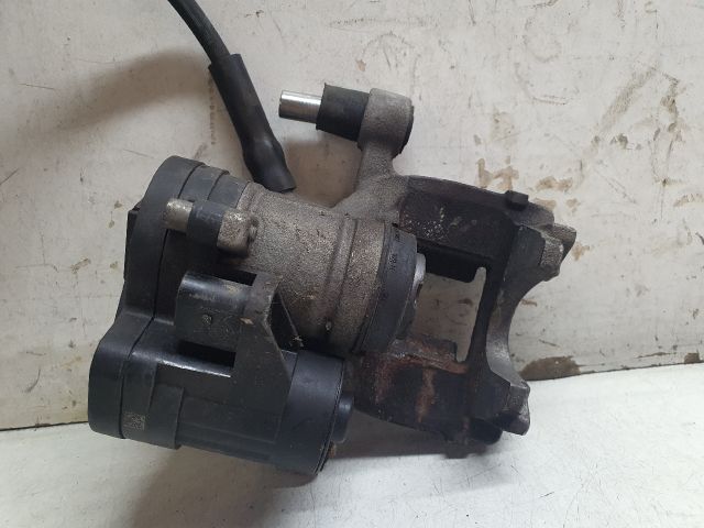 bontott VW GOLF VII Bal hátsó Féknyereg Munkahengerrel