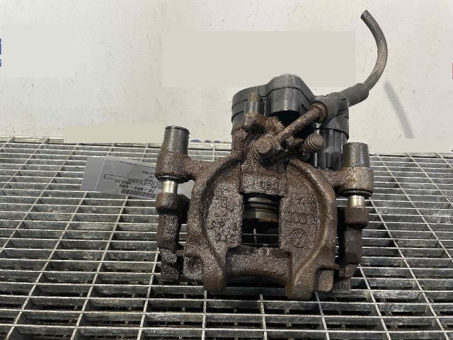 bontott VW GOLF VII Bal hátsó Féknyereg Munkahengerrel