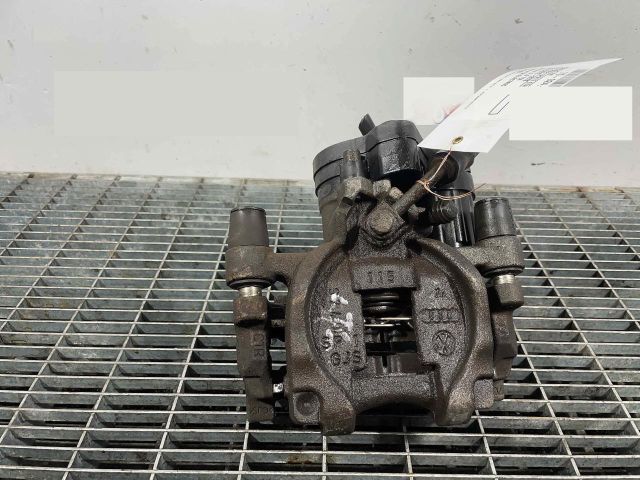 bontott VW GOLF VII Bal hátsó Féknyereg Munkahengerrel