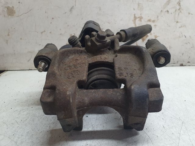 bontott VW GOLF VII Jobb hátsó Féknyereg Munkahengerrel