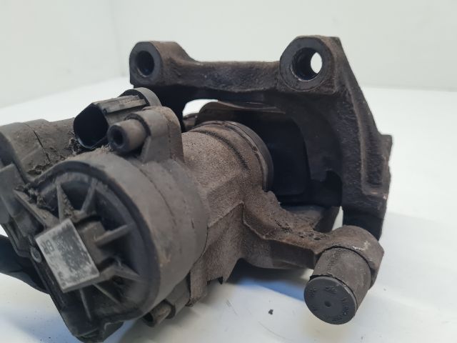 bontott VW GOLF VII Jobb hátsó Féknyereg Munkahengerrel