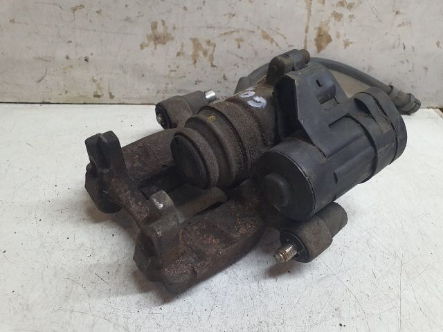 bontott VW GOLF VII Jobb hátsó Féknyereg Munkahengerrel