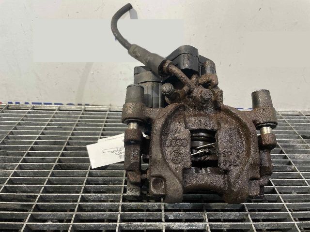 bontott VW GOLF VII Jobb hátsó Féknyereg Munkahengerrel