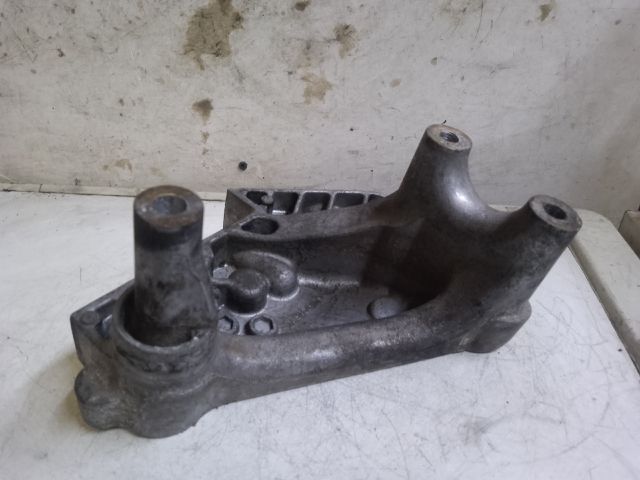 bontott VW GOLF VII Motor Tartó Bak (Fém)