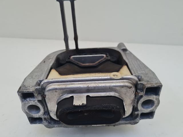 bontott VW GOLF VII Motor Tartó Bak (Fém)