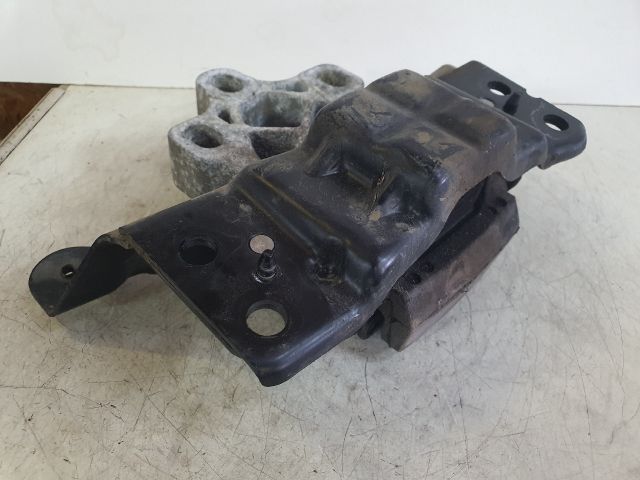 bontott VW GOLF VII Motor Tartó Bak (Fém)