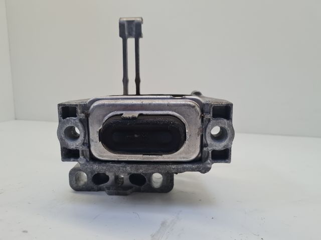 bontott VW GOLF VII Motor Tartó Bak (Fém)
