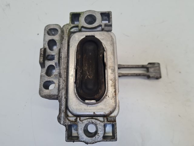 bontott VW GOLF VII Motor Tartó Bak Jobb