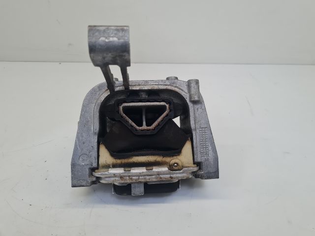 bontott VW GOLF VII Motor Tartó Bak Jobb