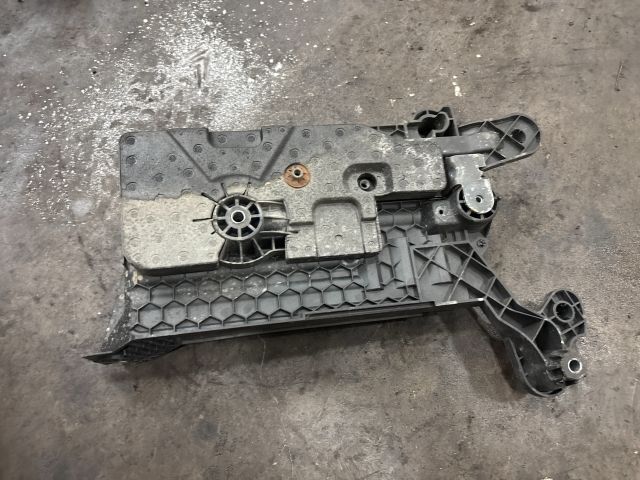 bontott VW GOLF VII Akkumulátor Tartó