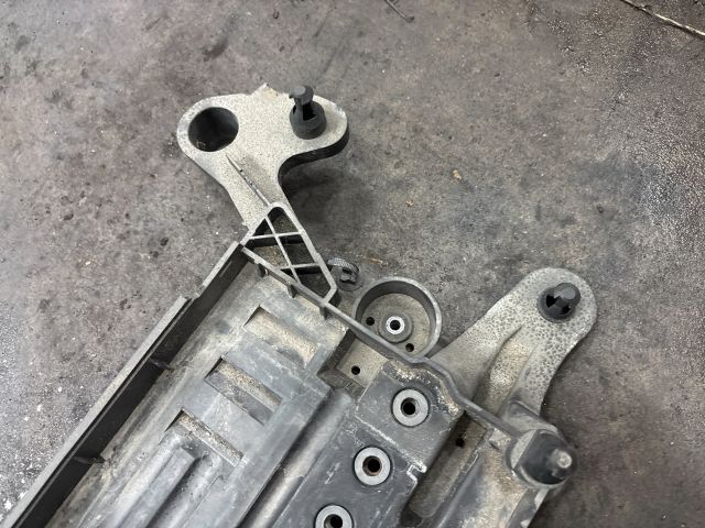 bontott VW GOLF VII Akkumulátor Tartó