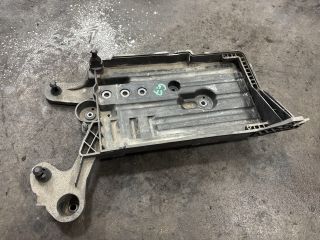 bontott VW GOLF VII Akkumulátor Tartó