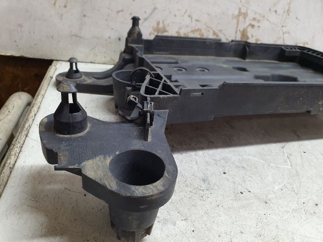 bontott VW GOLF VII Akkumulátor Tartó